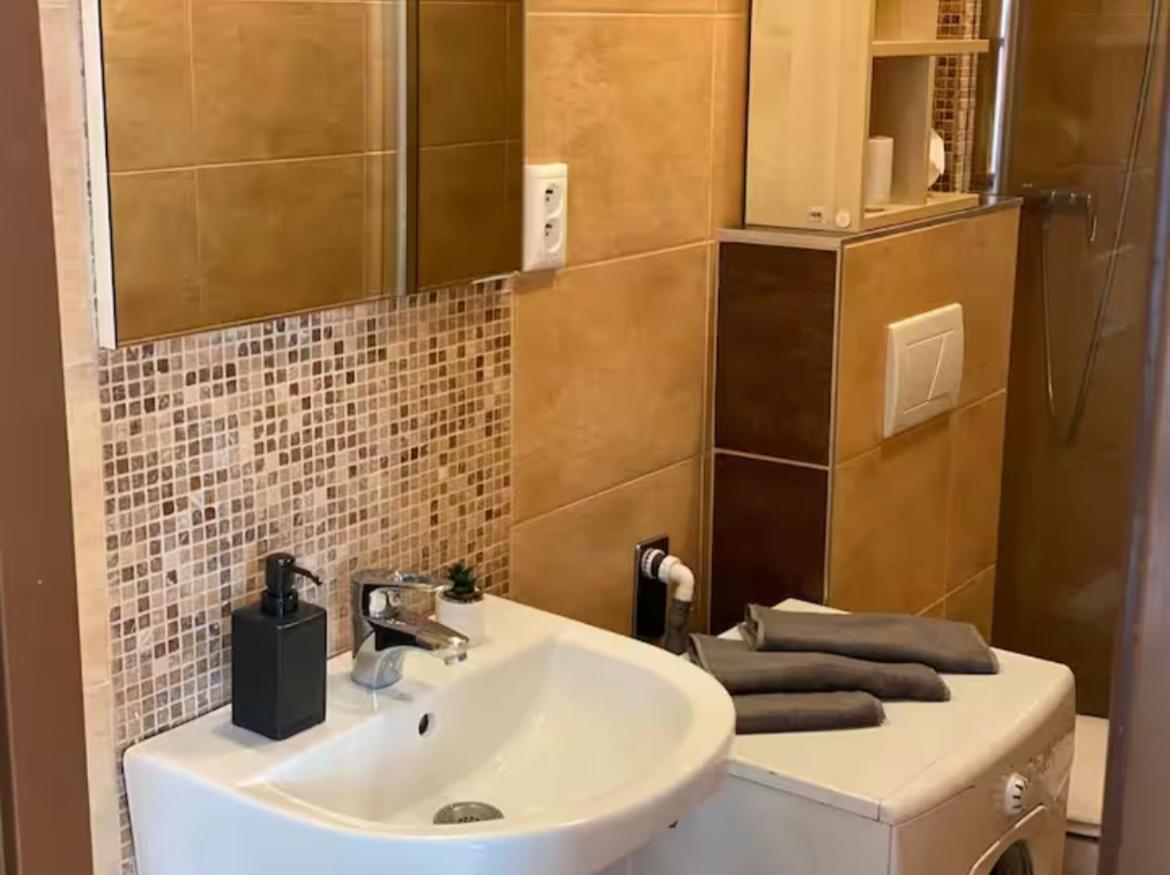 Apartment Adm Spacious In Center - Wifi, Coffee, Ac