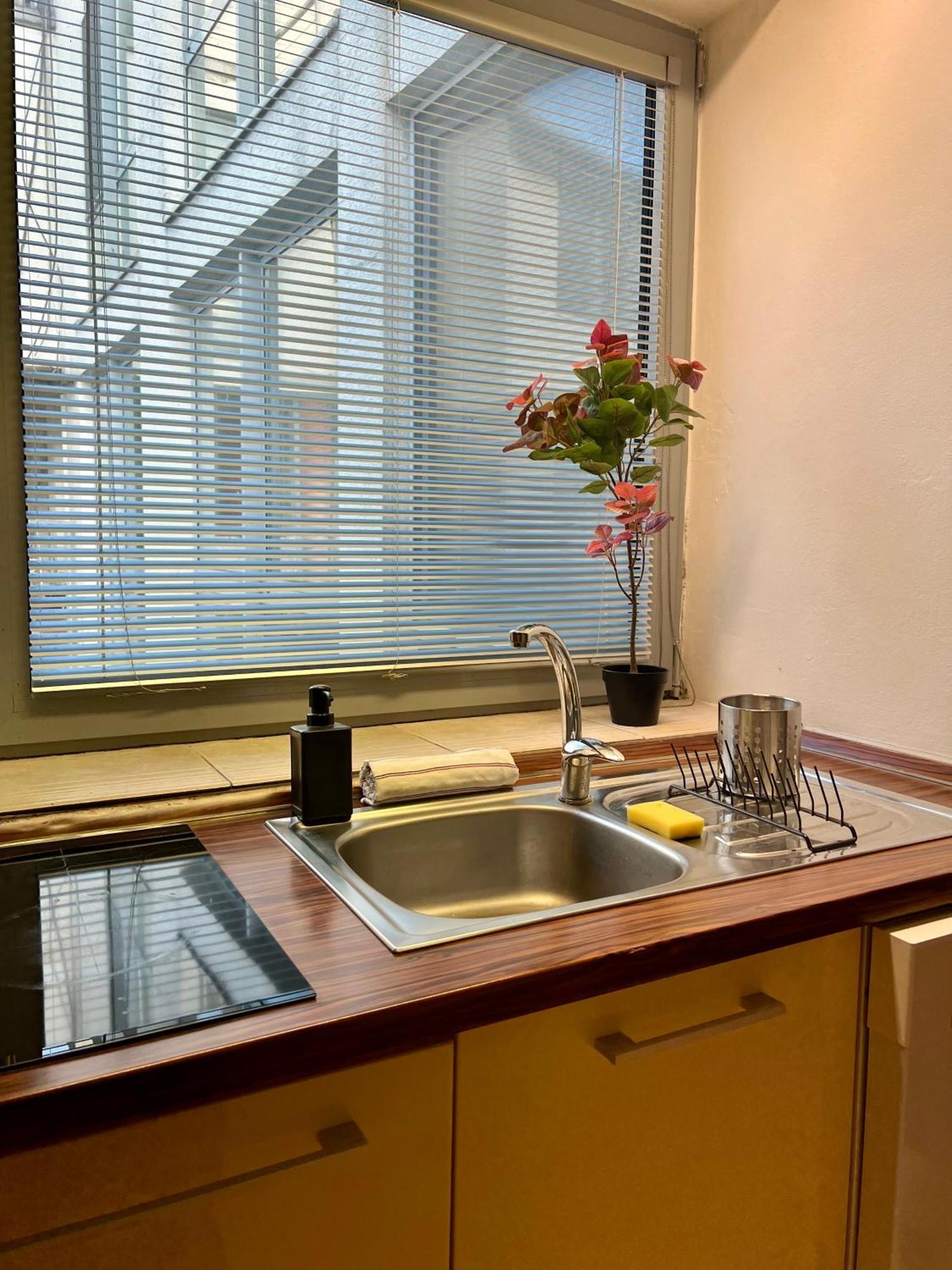 Adm Spacious In Center - Wifi, Coffee, Ac Apartment
