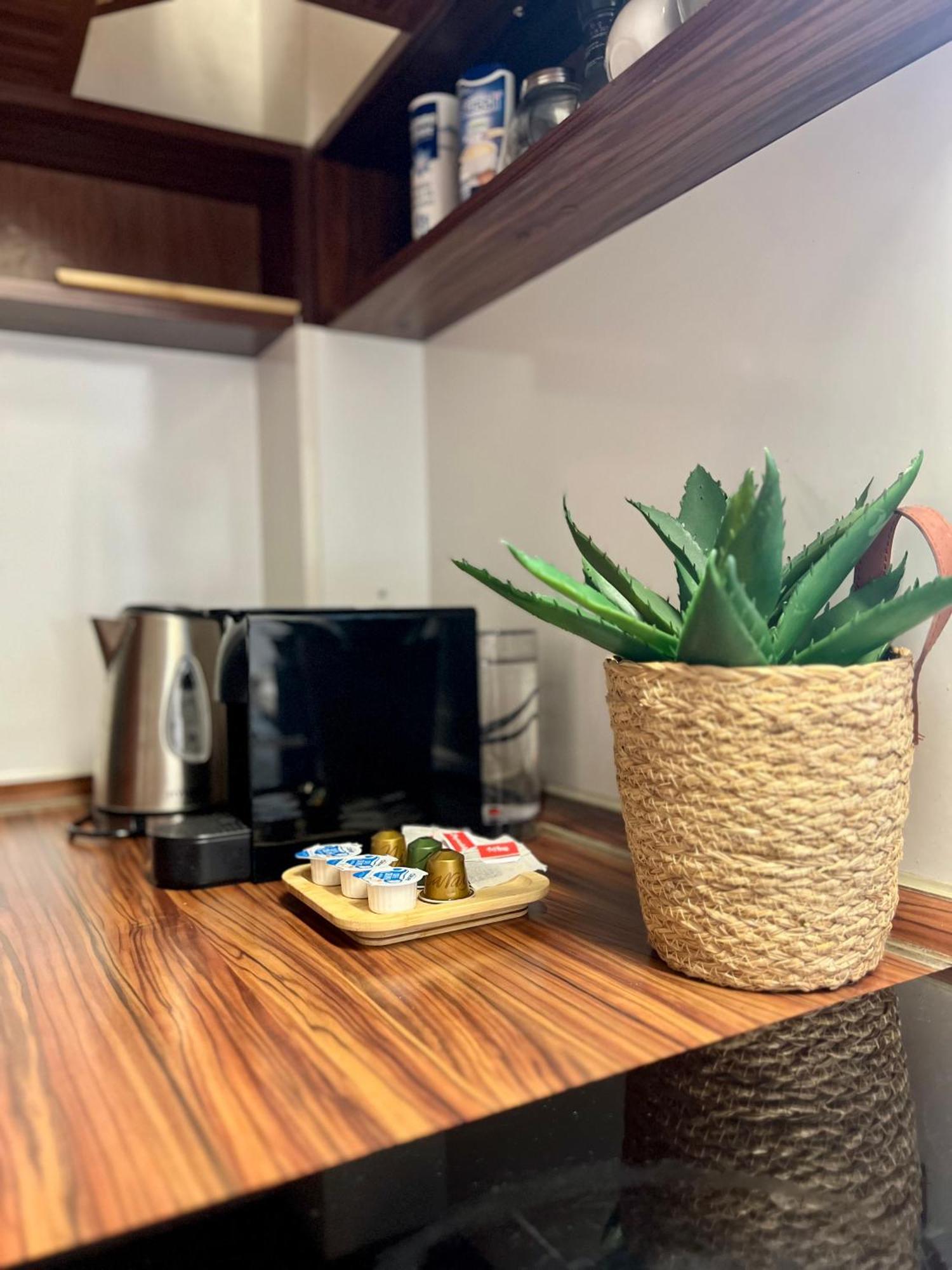 Adm Spacious In Center - Wifi, Coffee, Ac Apartment